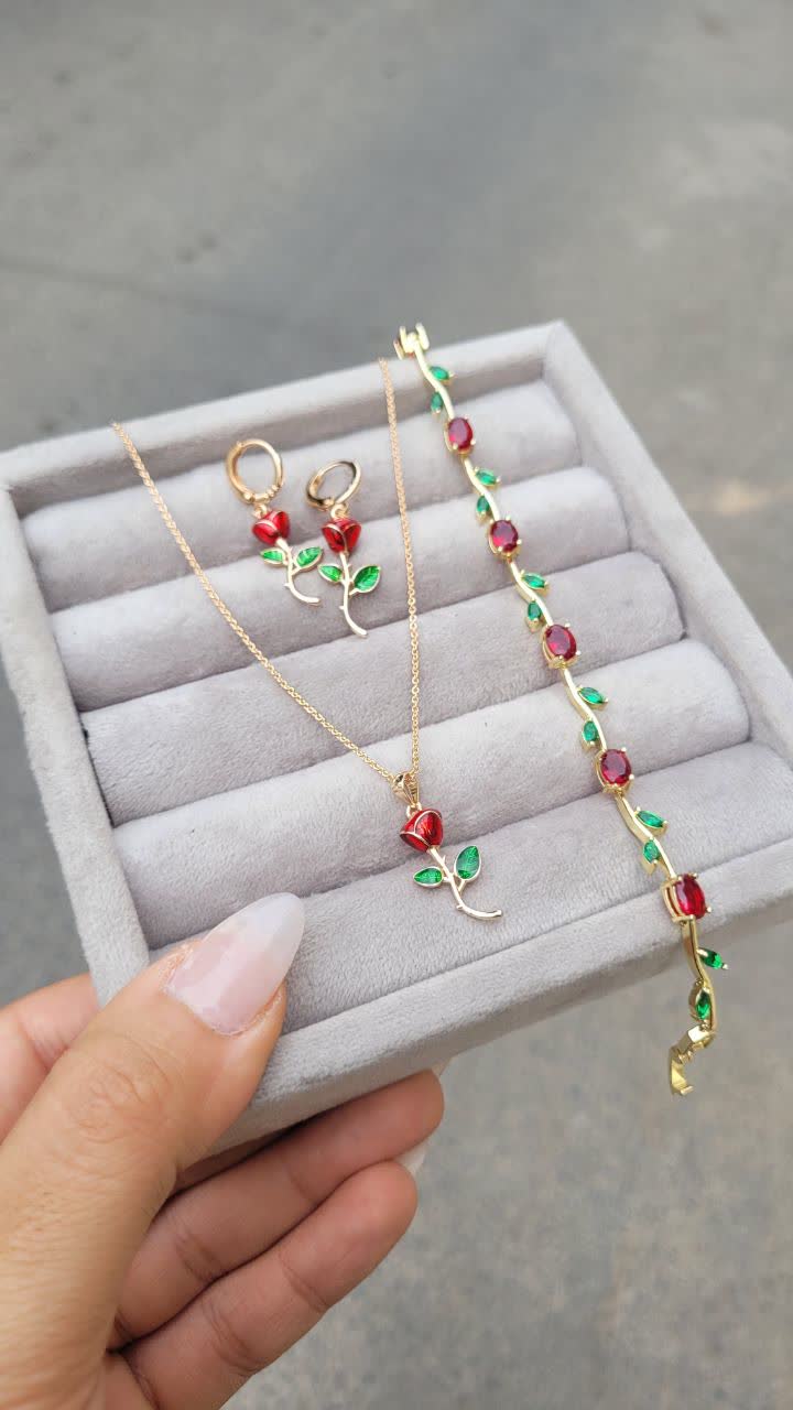 ست گردنبند . دستبند .گوشوراه زنانه طرح گل